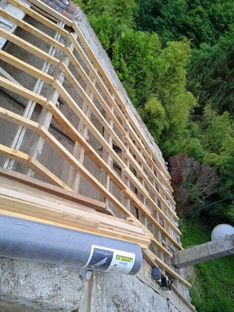 Liteaux en bois posés sur un écran de sous-toiture