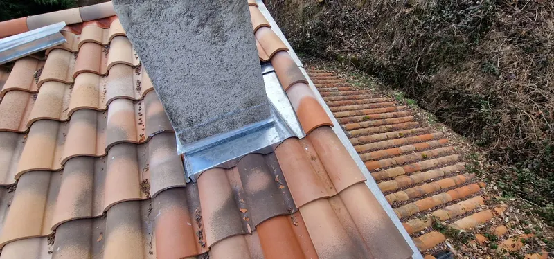 Détail du raccord de cheminée sur une couverture en tuiles
